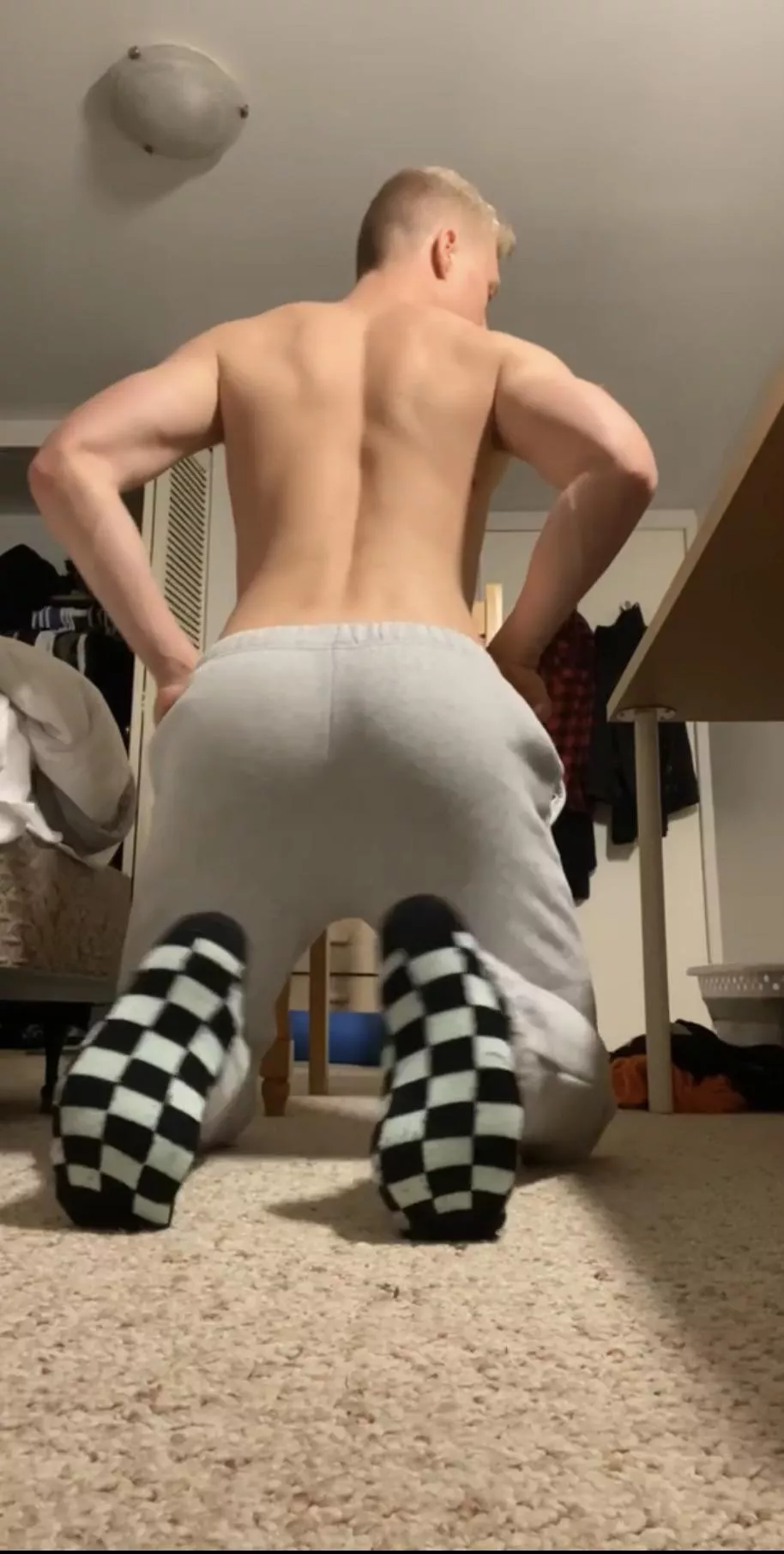 6’3 college athlete (soccer bum)