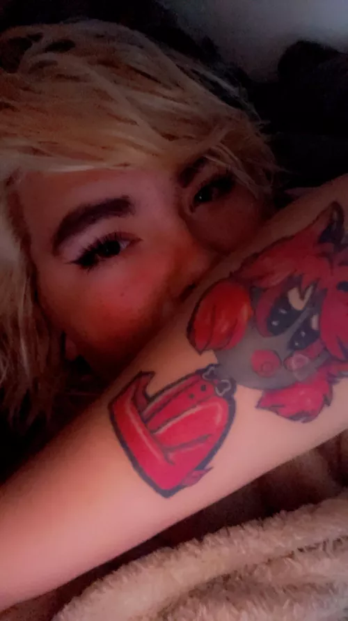 Any one wants give me head pats and cuddles💕