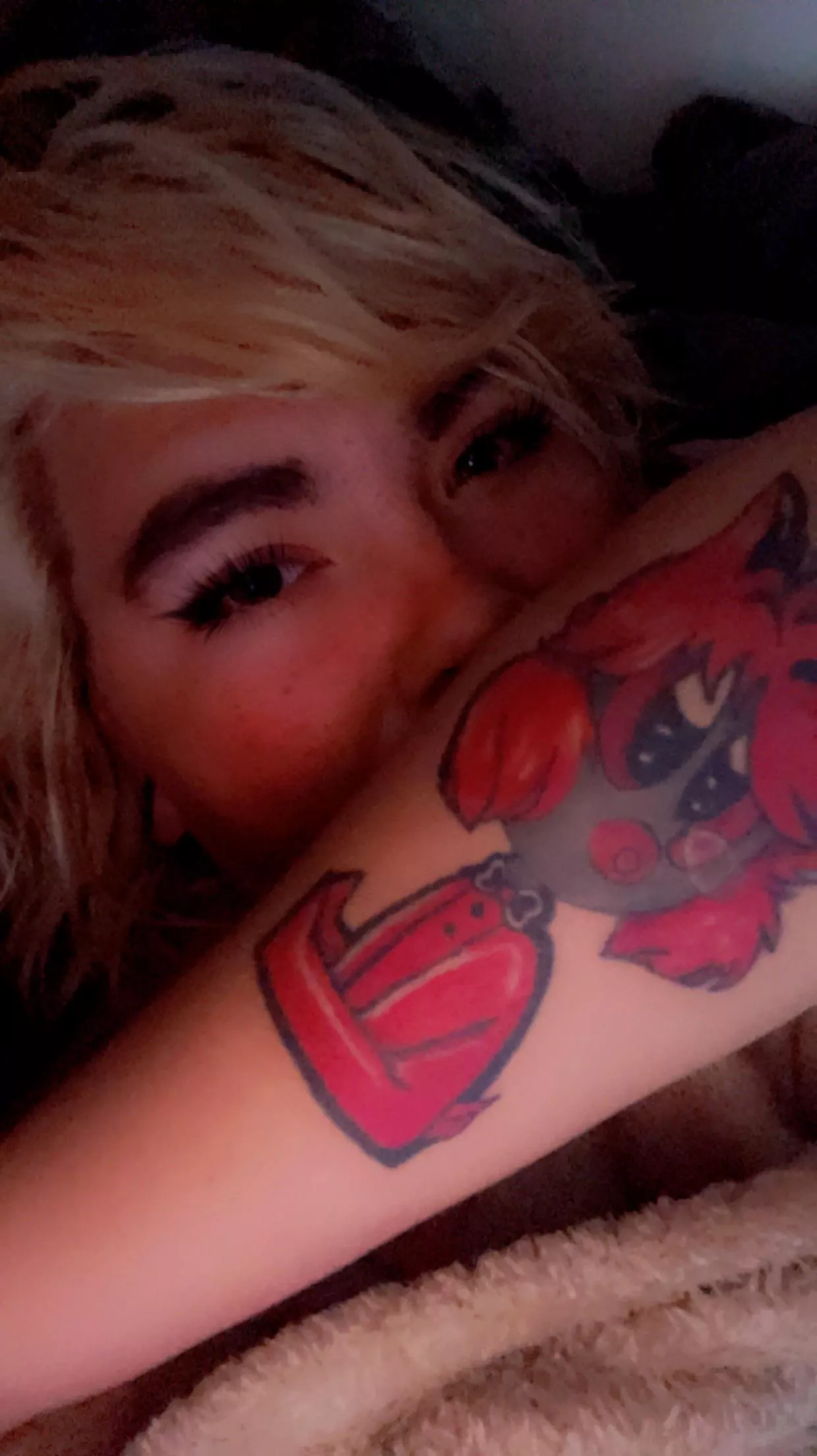 Any one wants give me head pats and cuddles💕