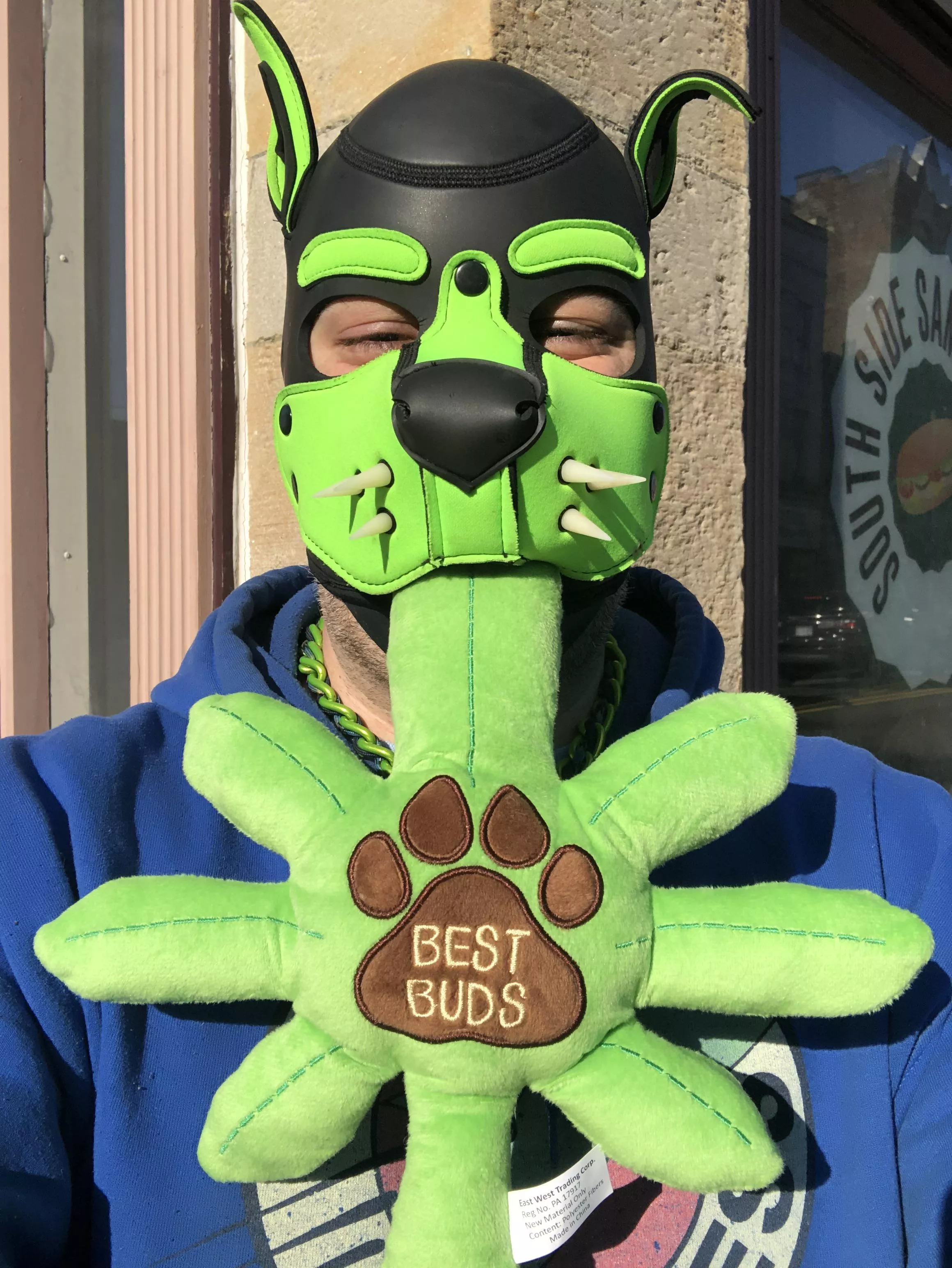 Arfarfarf dis puppy has new toy!!