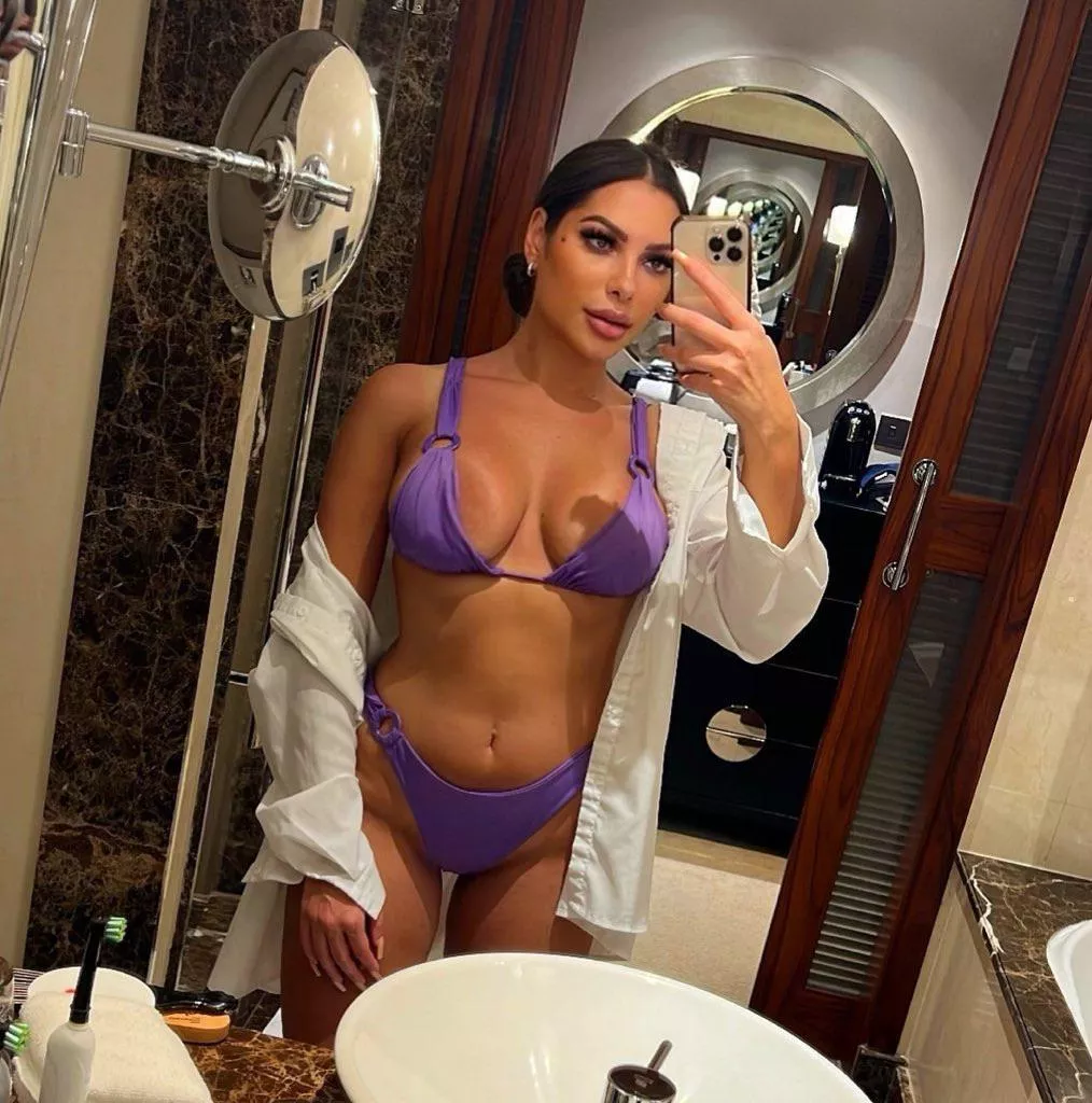 Do you like this colour on me?