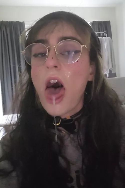 Dont I look pretty with cum on my face?