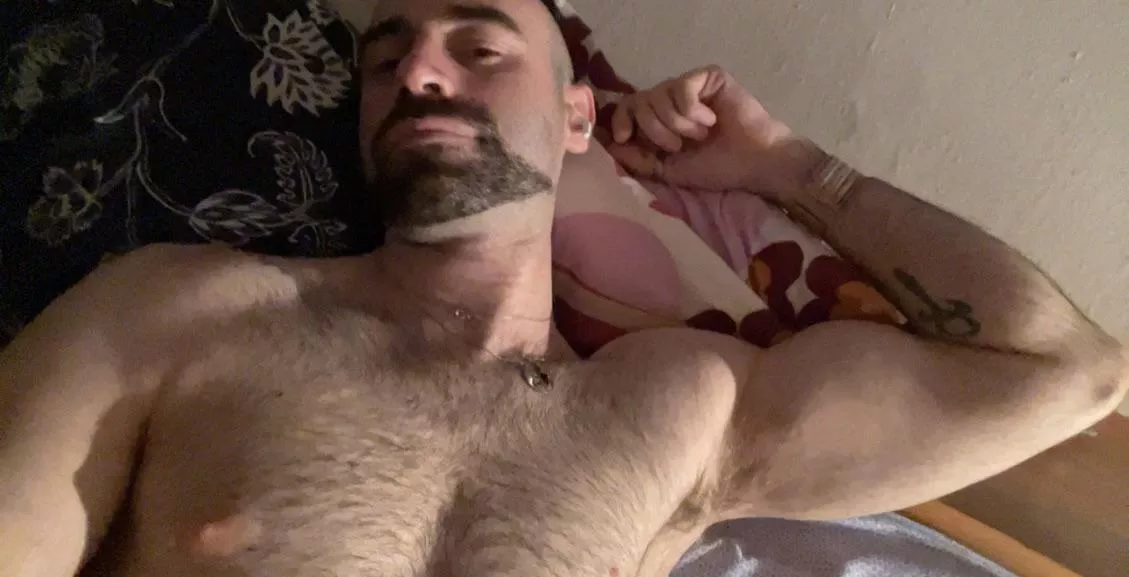 Feels so good to come back home chill and relax . Anyone into fitness want to have a chat ?