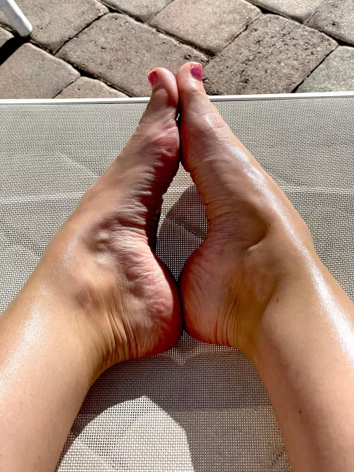 Got some much needed vitamin D 😘 (can you see where I stubbed my big toe?) OC