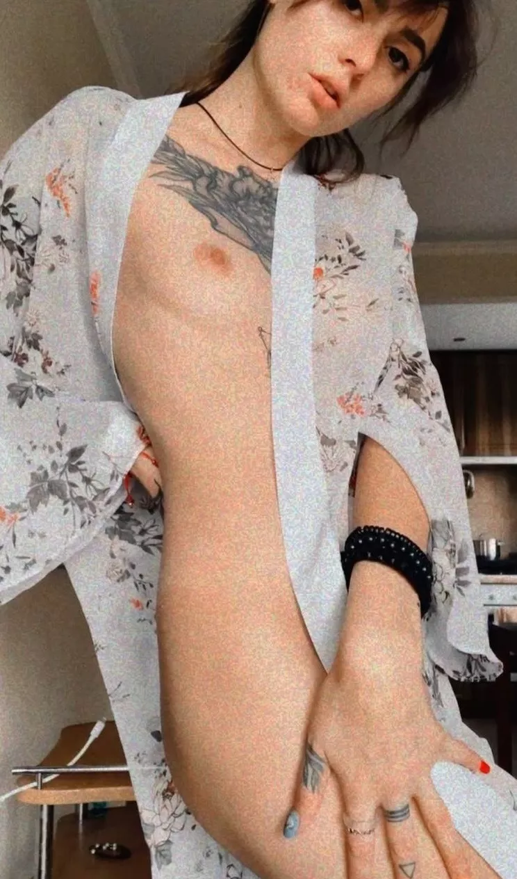 Have some fun with a petite girl tonight 😏