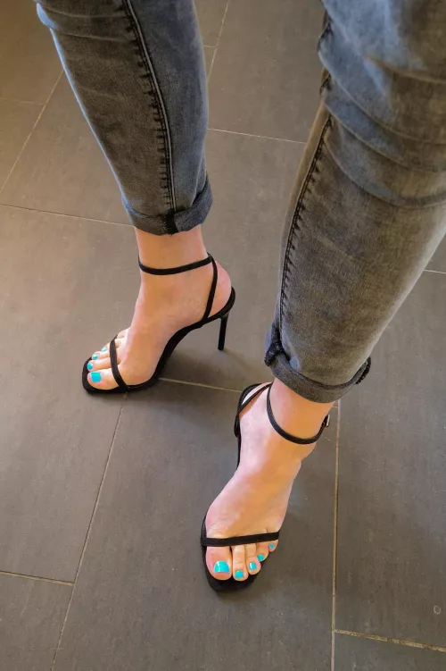 I thought I'd try a blue shade today!