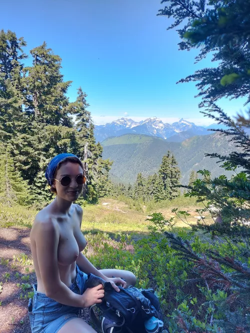 If it was up to me I'd never hike with a top on 😊💙