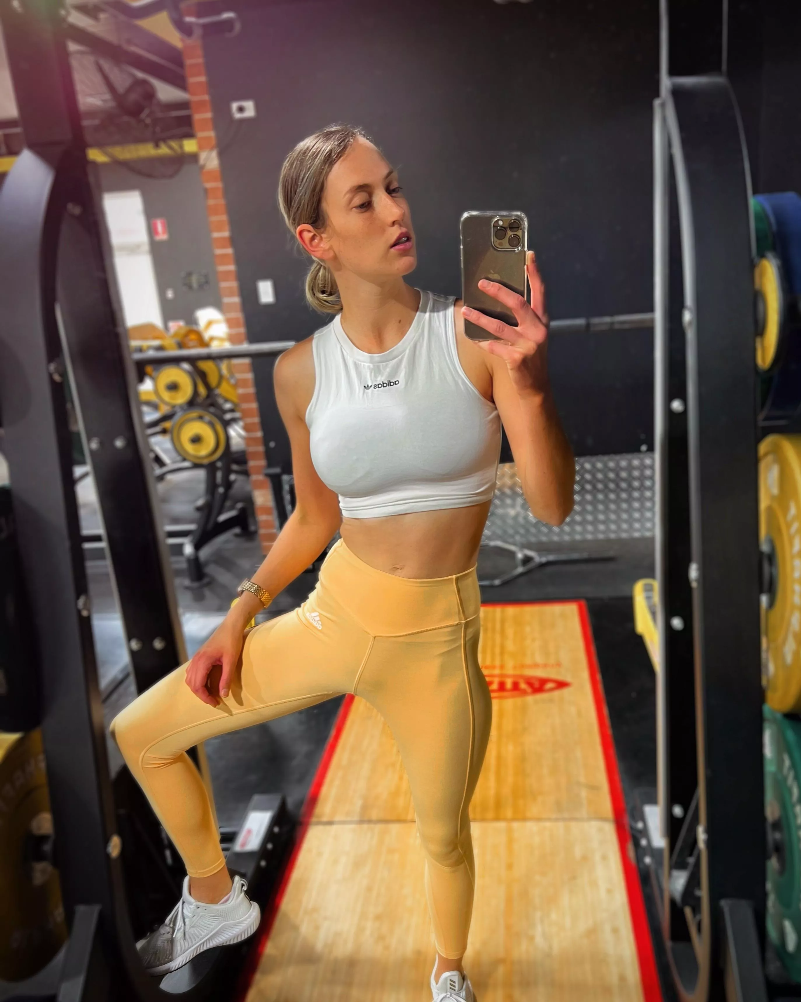 Leg day pump but showing off my bust 😏