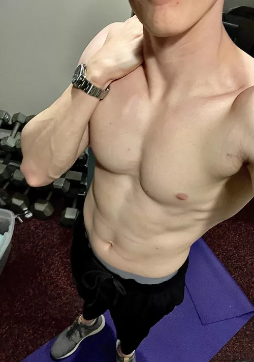 Shirtless workouts are my favorite [m]