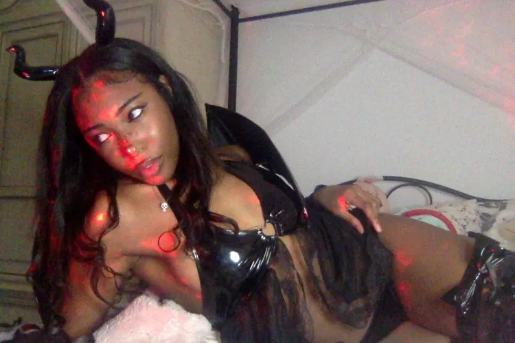 succubus cosplay by Meru Hart