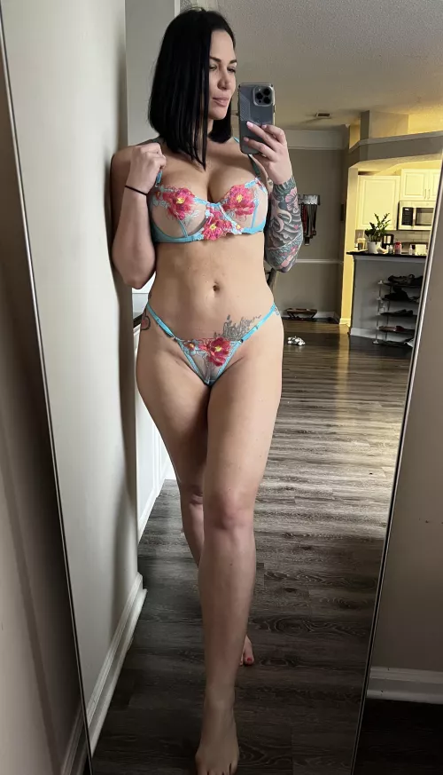 Who loves milfs in lingerie