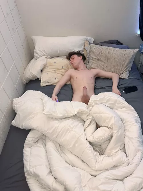 Woke up late and horny today🥵