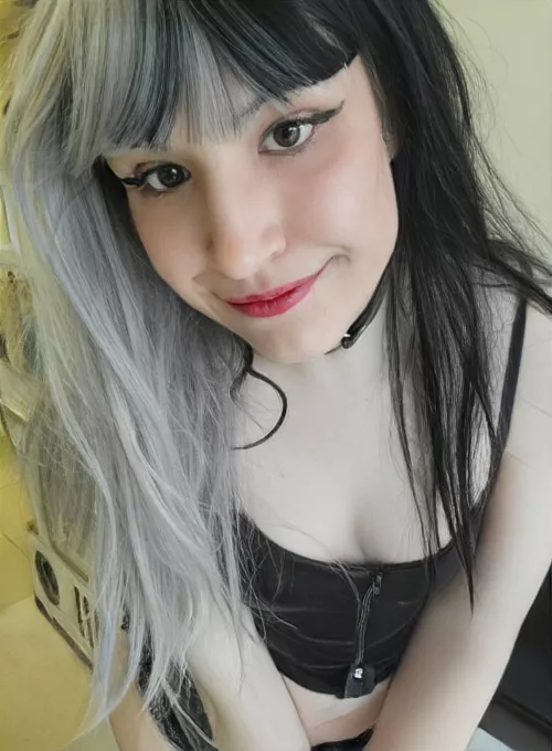 Anyone with a preference for small boobs? 😅