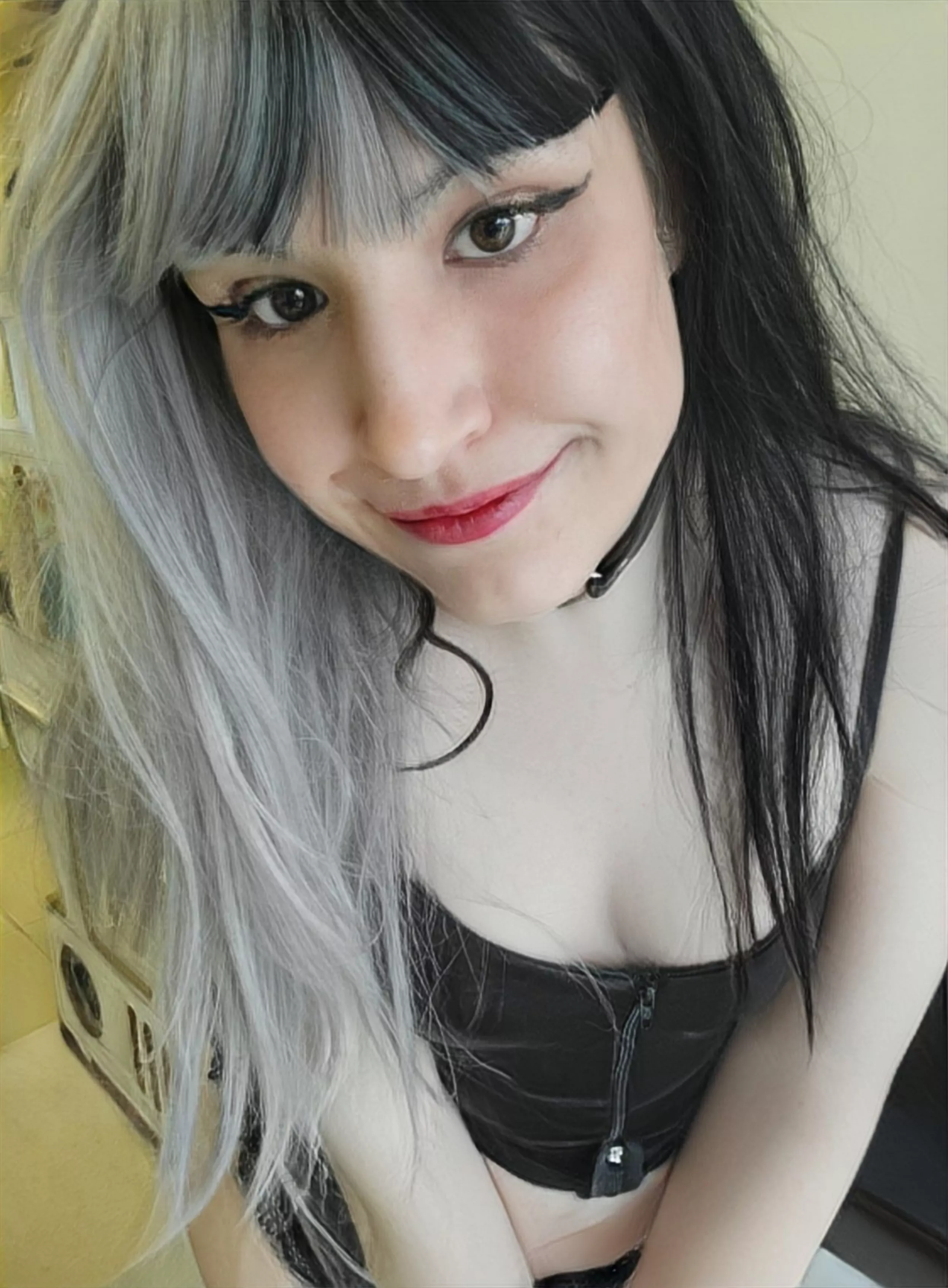 Anyone with a preference for small boobs? 😅