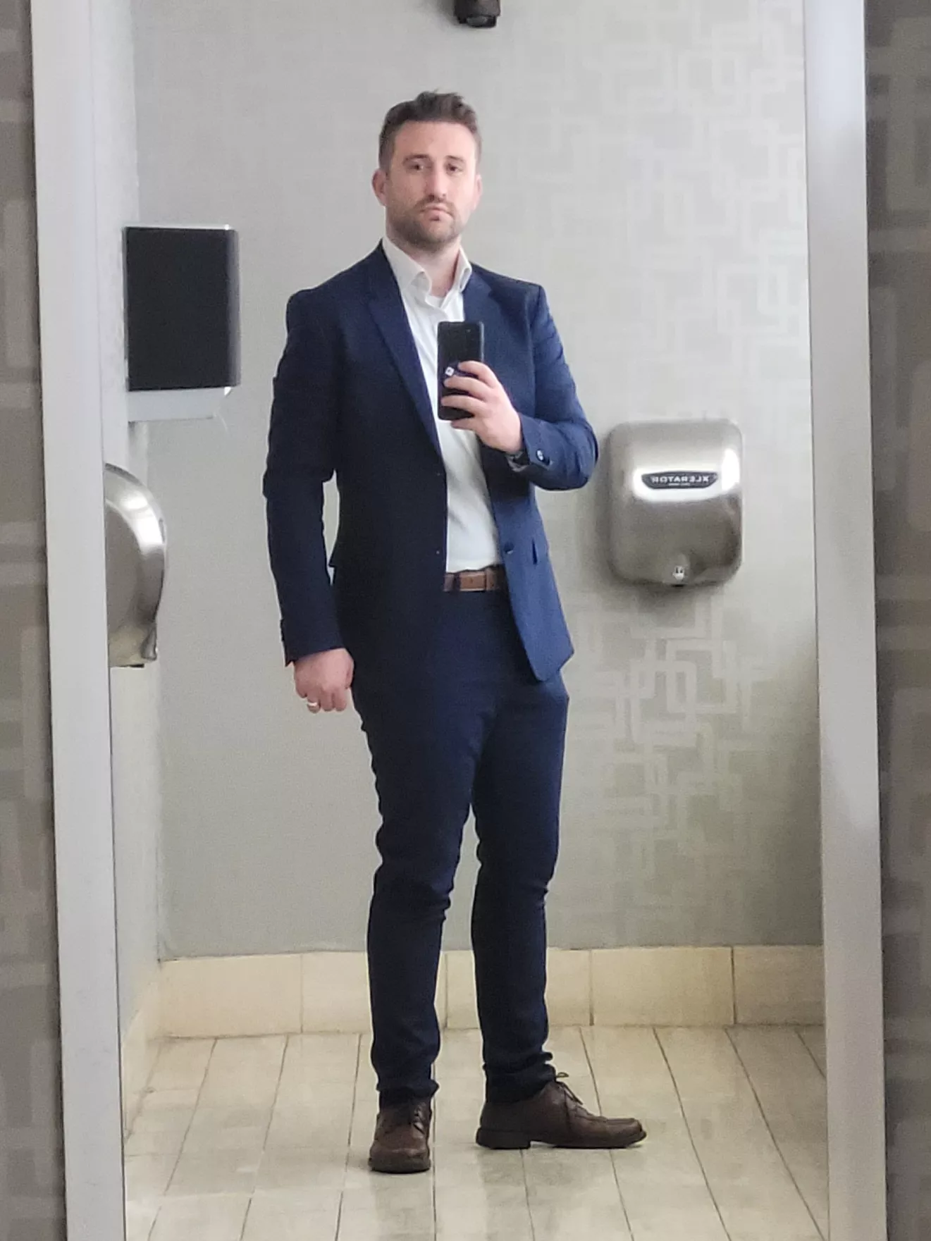 I thought the lights were pretty flattering in this public restroom 🪞