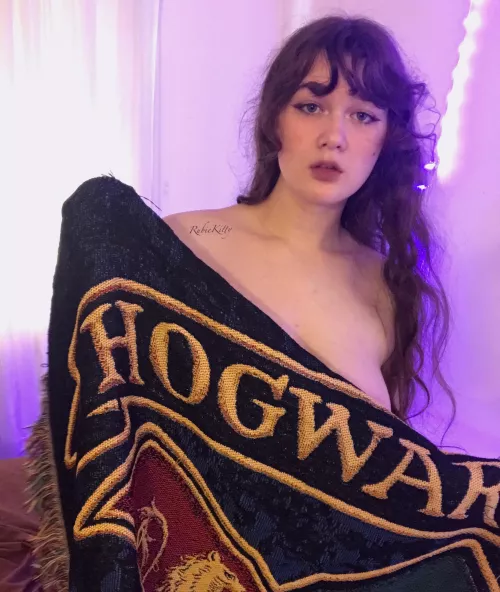 Let’s fuck under the Hogwarts blanket😜