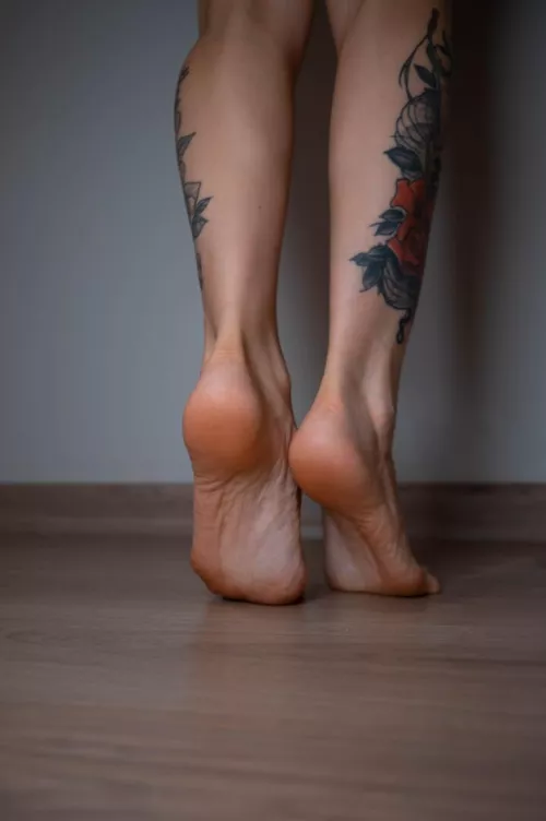 Long legs and soft soles, your mouth should be here right now