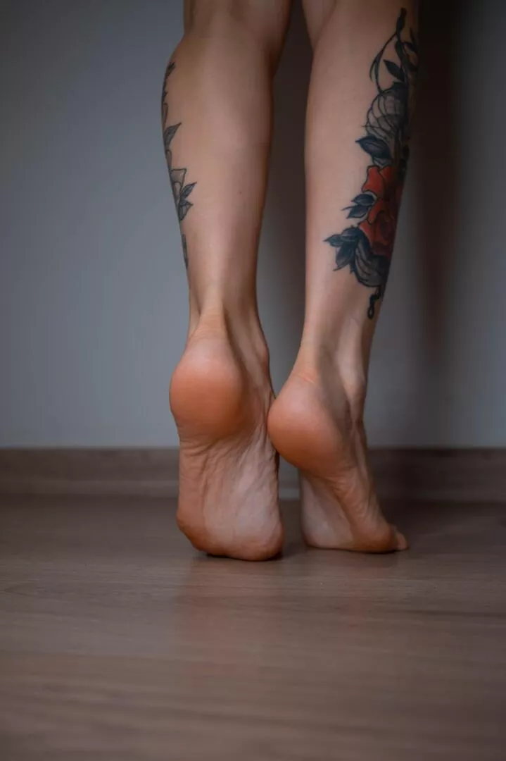Long legs and soft soles, your mouth should be here right now