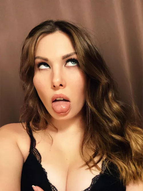 looking for someone to send my nudes to