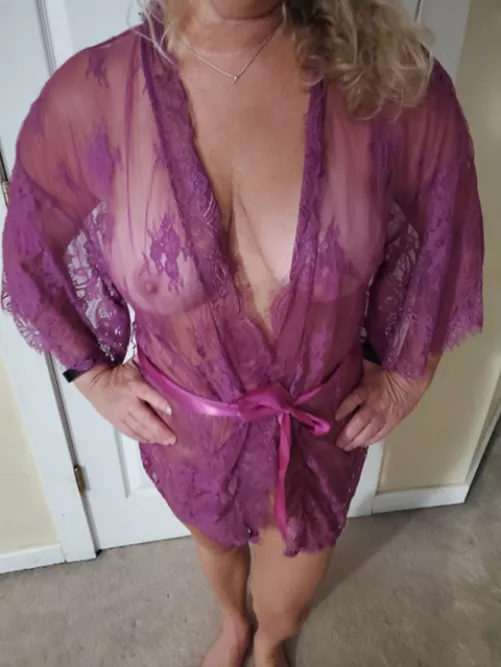 This Milf looks good in purple, but prefer it taken off by a hot hung guy...