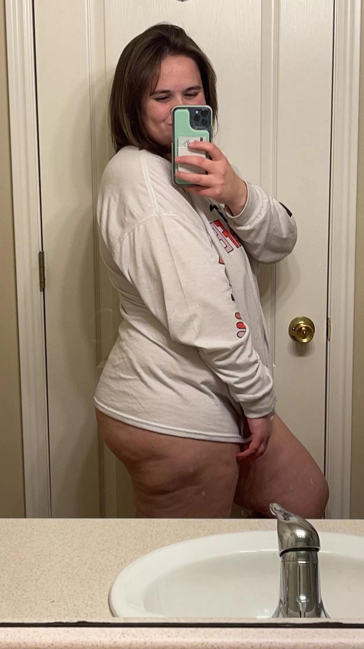 Wanna bend me over this counter😏😘