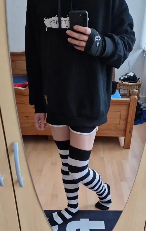 Wanna cuddle in bed? ;3