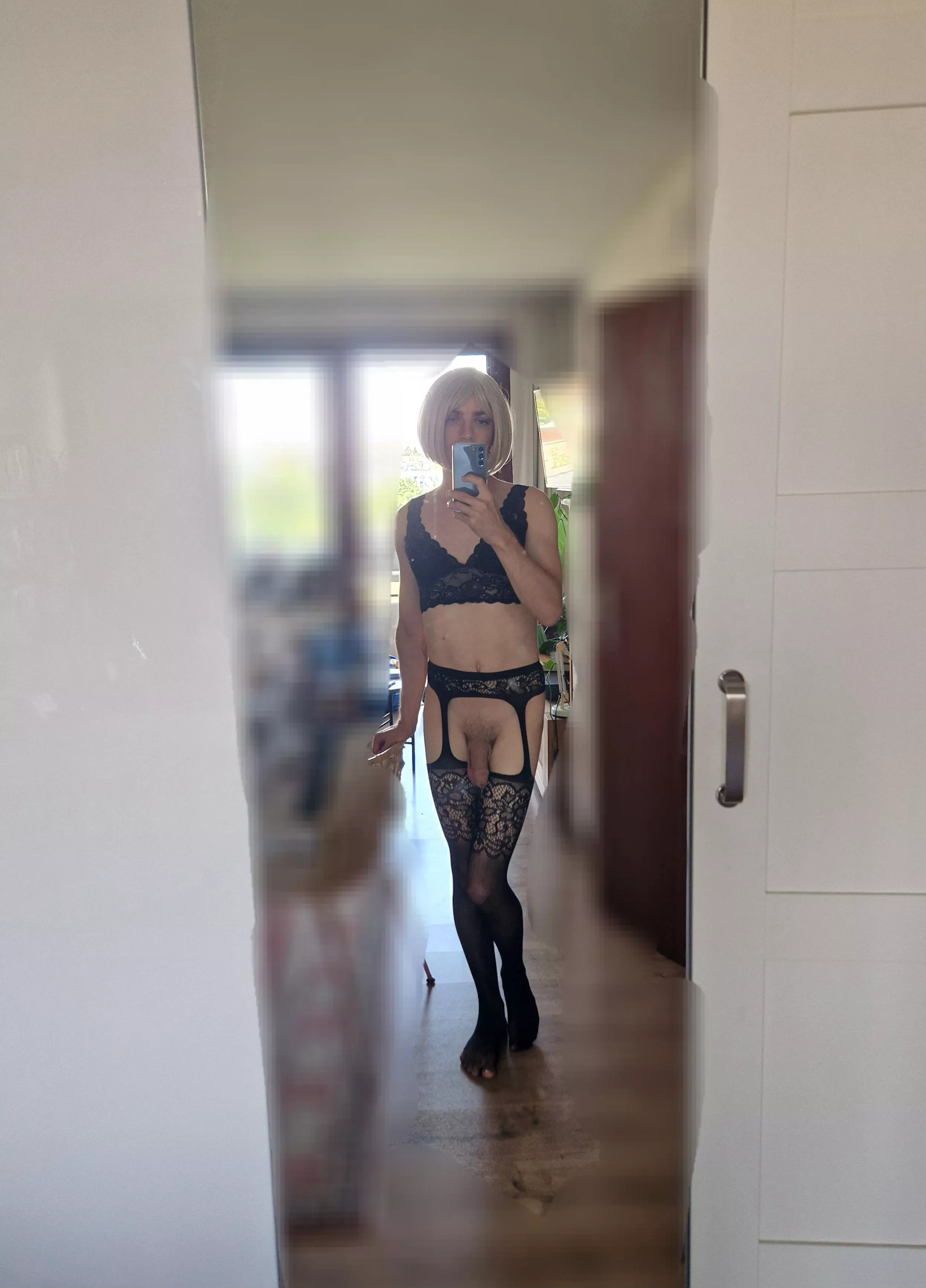 Who's helping me getting hard 😇