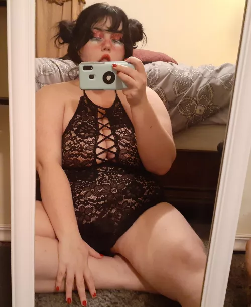 Wish I was in a threesome right now😘