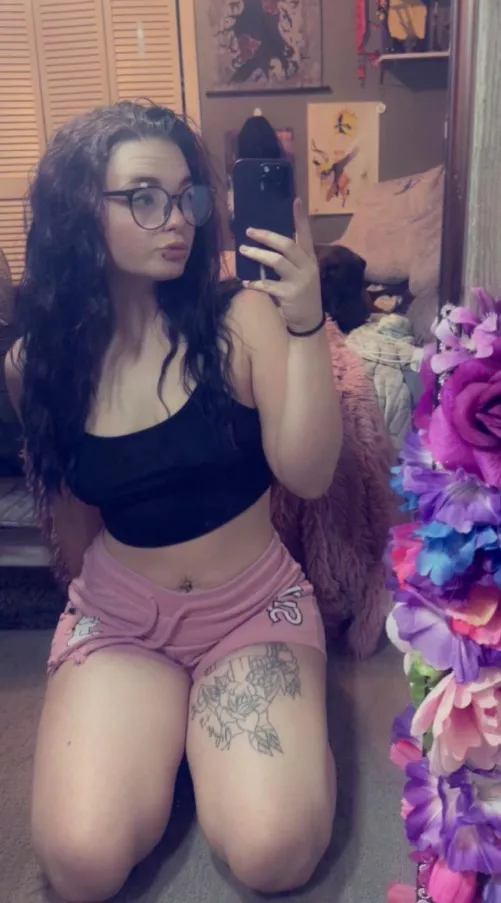 Would you let this thick emo girl ride? 🥵