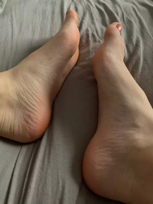Would you rather…suck my toes or lick my soles?😤😋