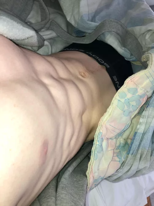 18 from Sweden looking for hot dudes. Hmu with Face @shoomo_1