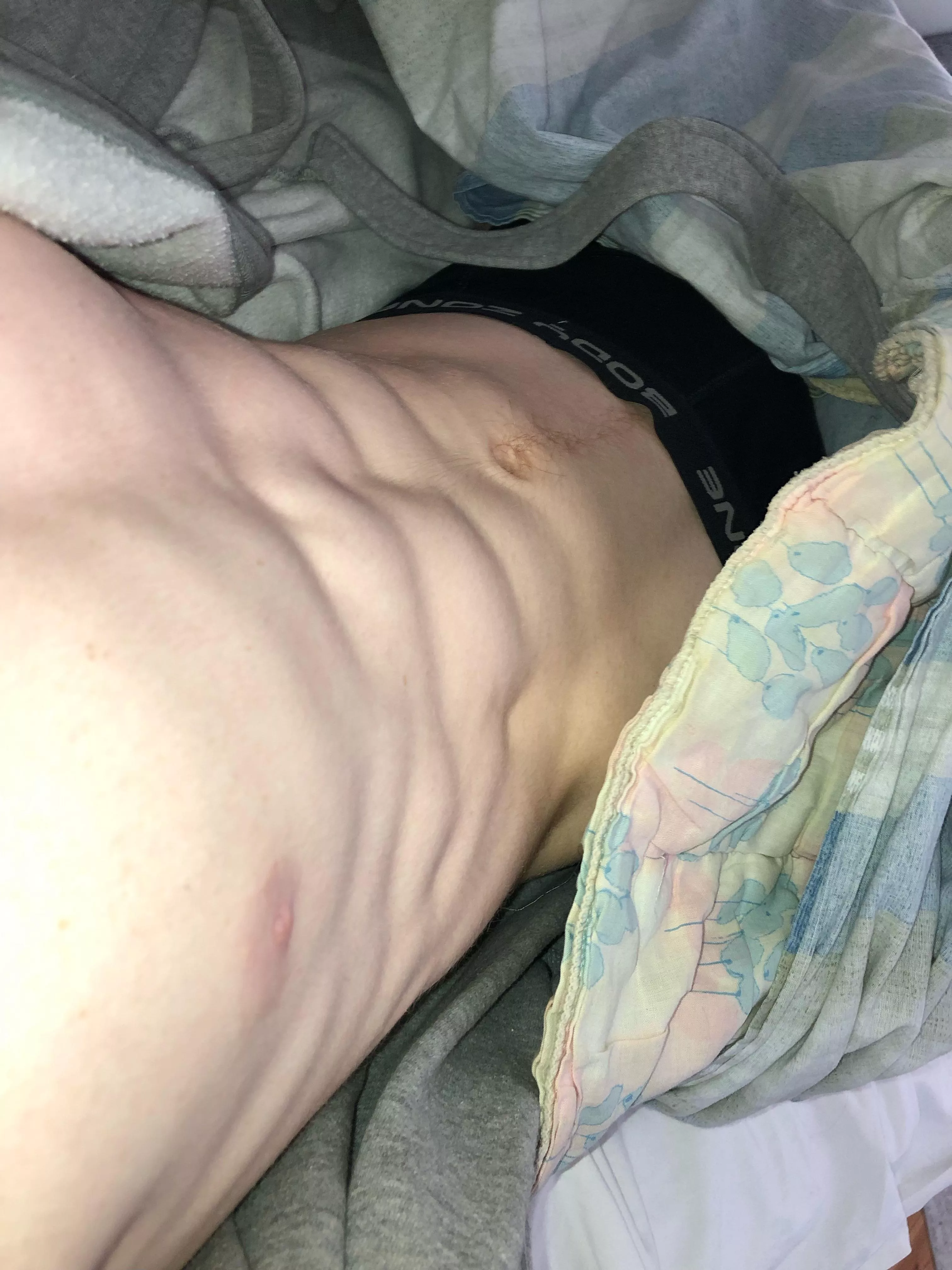 18 from Sweden looking for hot dudes. Hmu with Face @shoomo_1