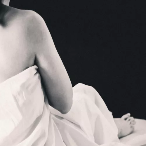 [F] feeling lonely in my bed…. 🥺