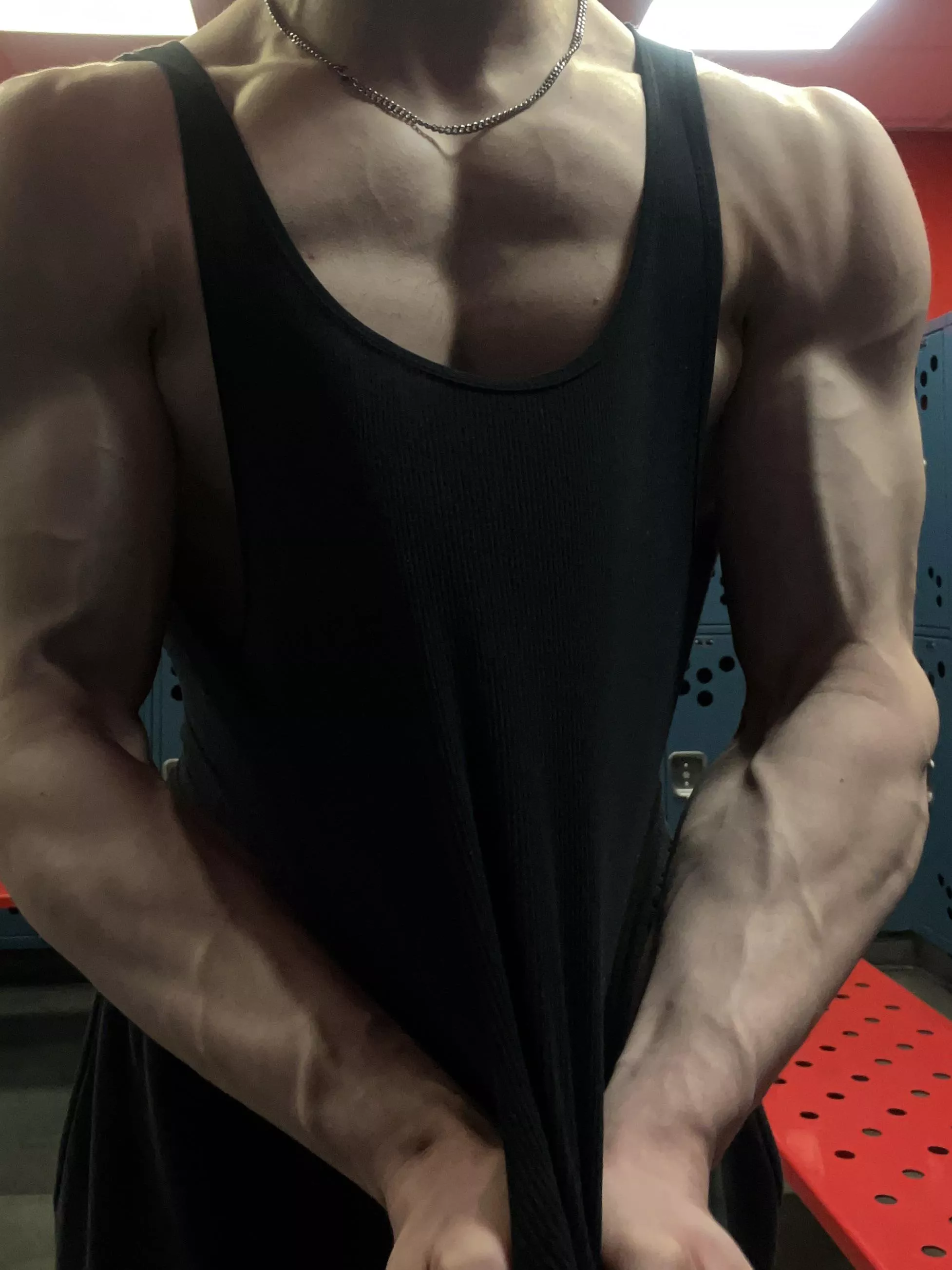 flexing these veiny things