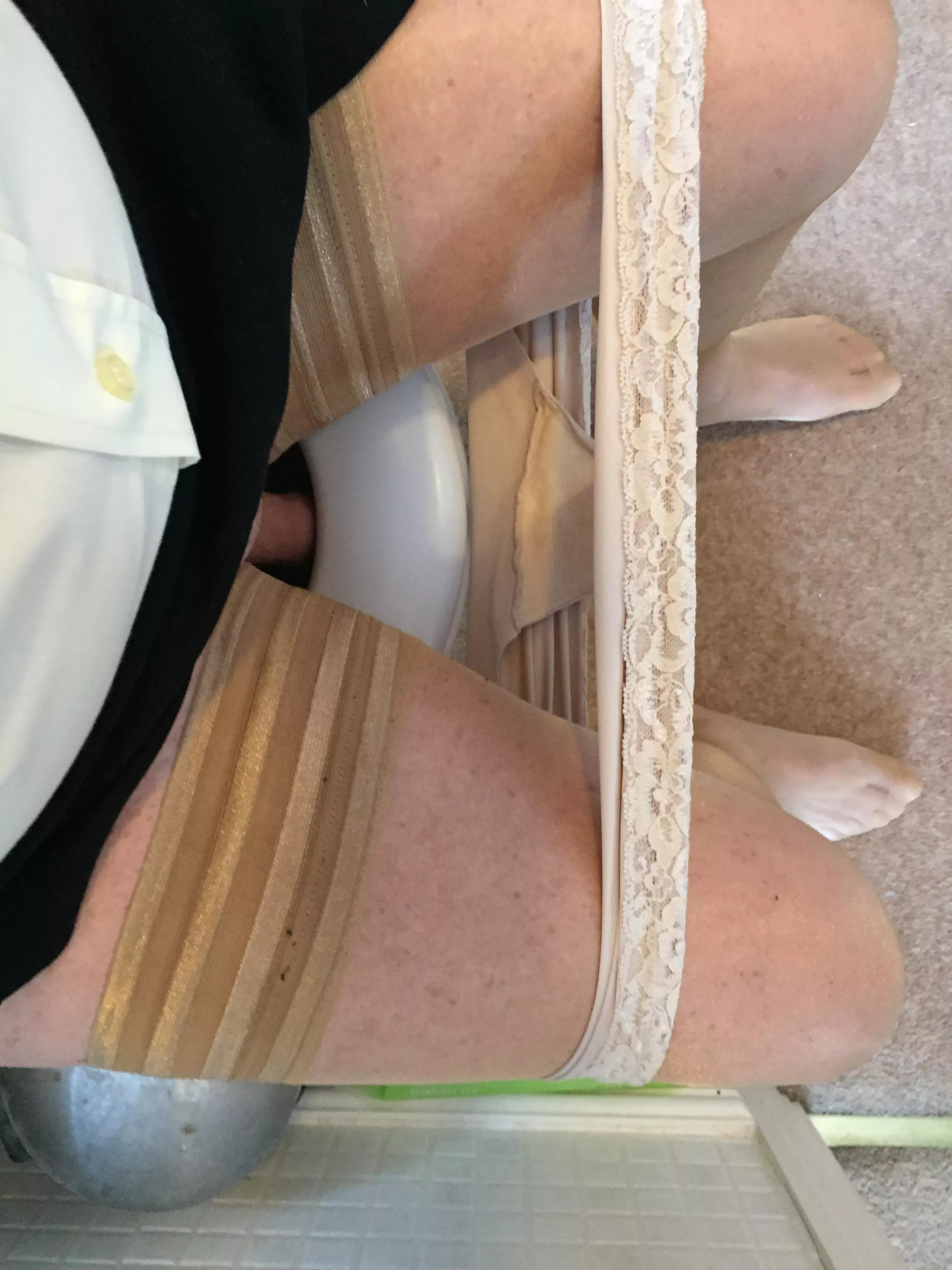 Good gurls sit to pee, yes?