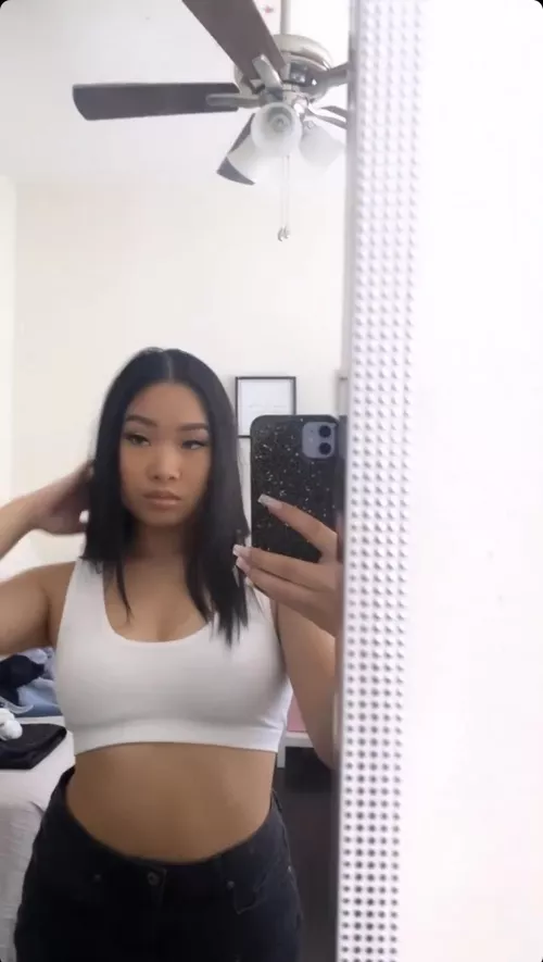 How do I know if she is wearing a bra or a crop top? Let us talk about her body