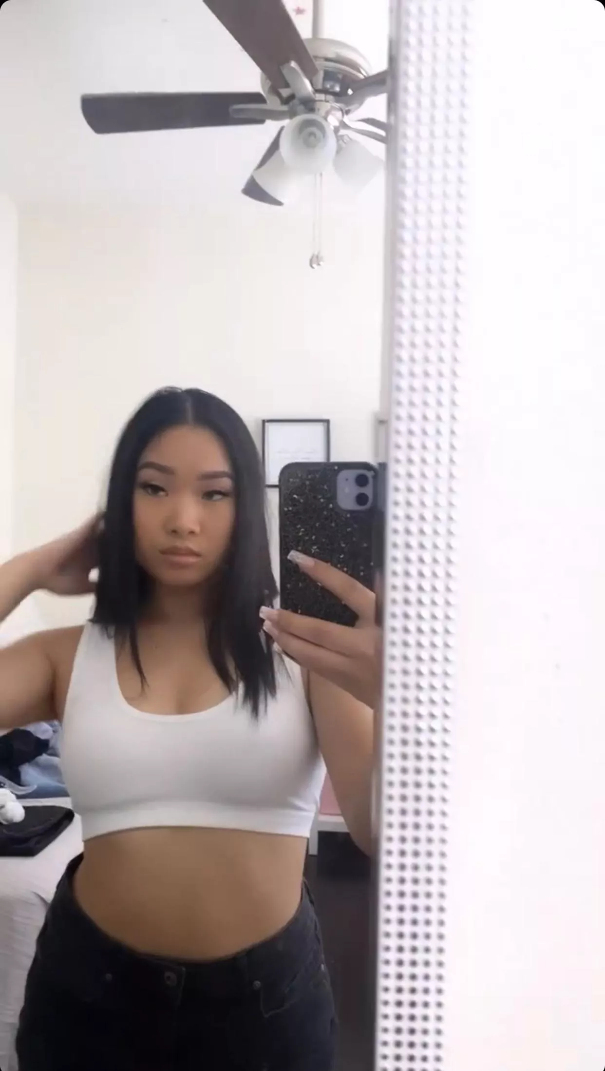 How do I know if she is wearing a bra or a crop top? Let us talk about her body