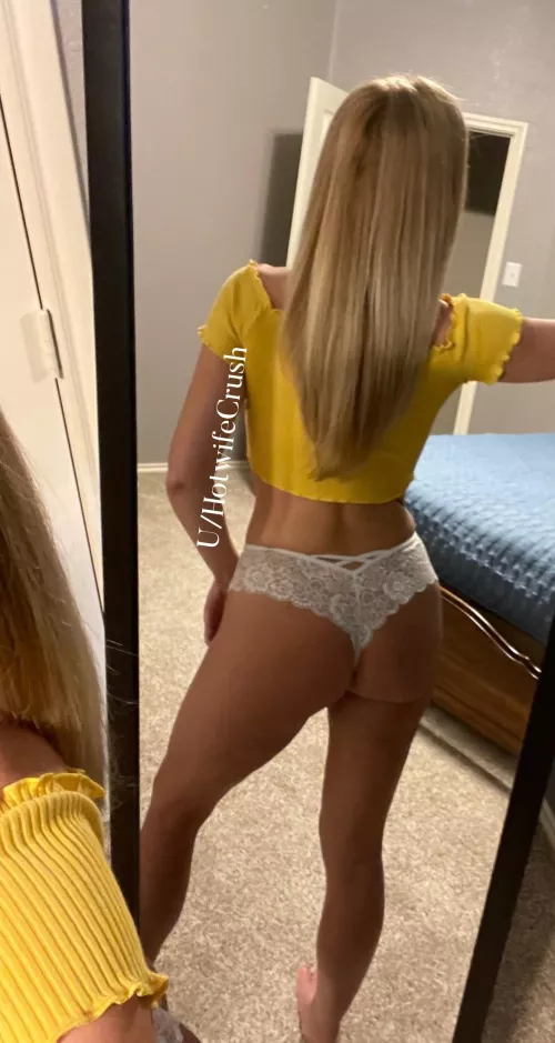 Milf ass Wednesday ( late 40’s)