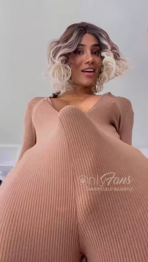 🍆🍆🍆🍆 oh laura saenz that cock bulge 🤎🤍🤎