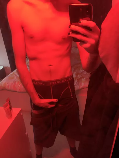 Sir’s off the clock and the red light’s come on 😏🔴 These boxers are already so wet.. 💦😈 Who’s joining? 😈