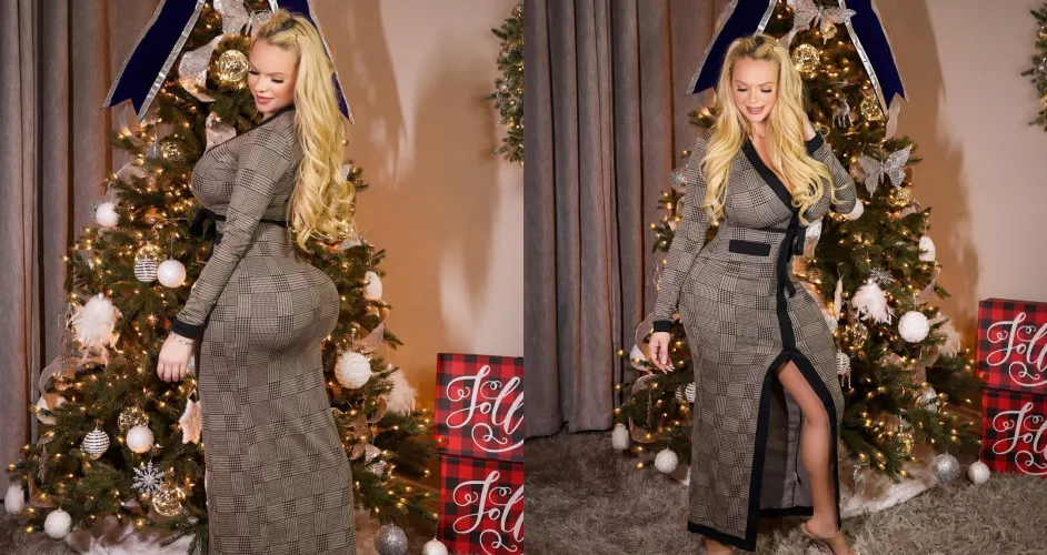 Uber-Thicc Blonde On Christmas