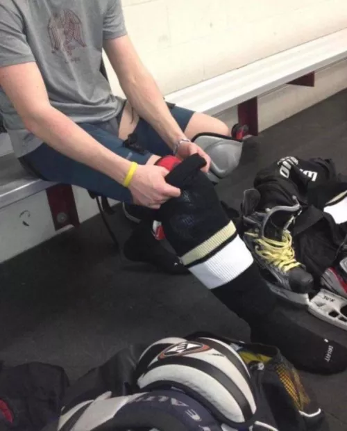 18 Straight hockey player looking for new bros. Bored af. Hmu for t or d or something. @jacob_blu18