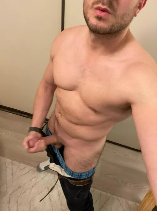35 yo, in shape looking for other muscular/fit guys only for a hot office live jerk and cum. FACE is MUST. Sc: jayman412