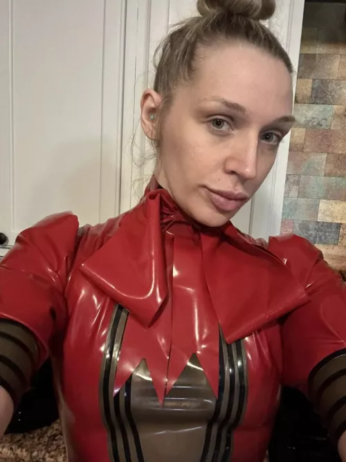 Arrows /up if you want mommy to dress ,humiliate and peg you sissies🥵🍑😅