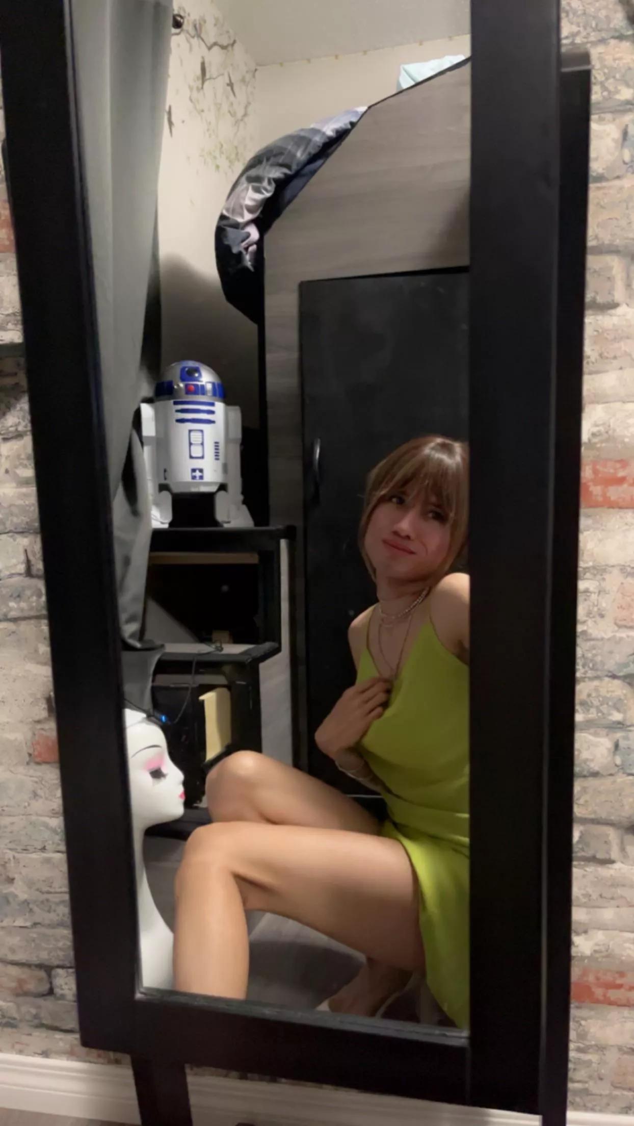 didnt mean to flash this mannequin 🤭