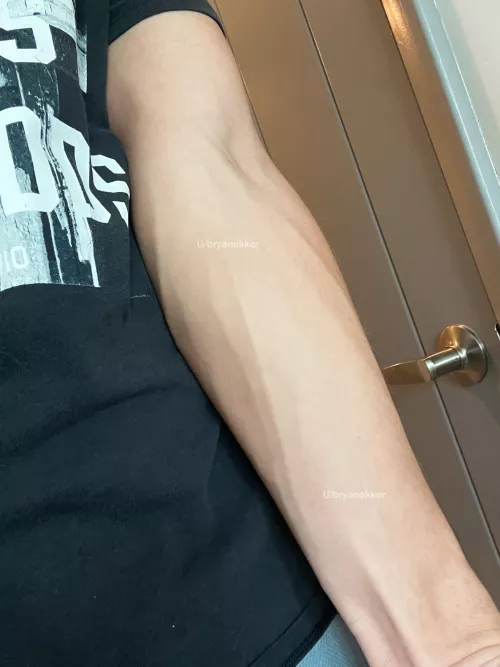 Forearms fit to grab your neck😏