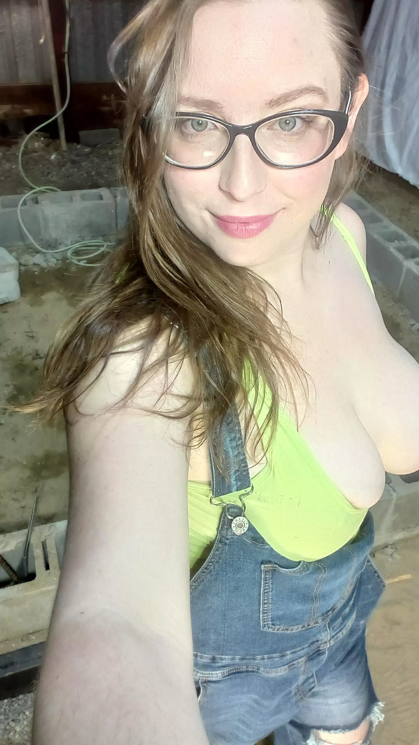 Hot construction MILF. Would you work next to me?