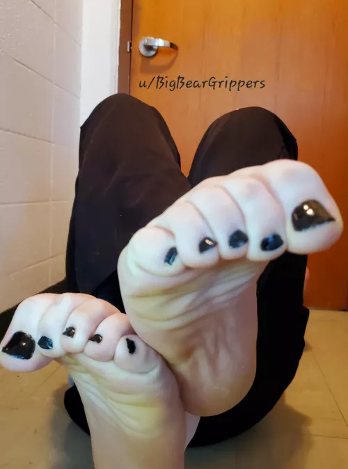 I need good boys to smother before class! 😋🥰😘💋