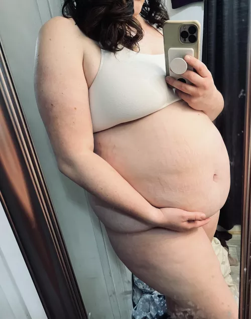 Looking pregnant 🤰🏻 with ice cream