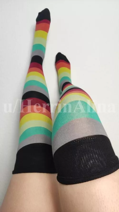 love my rainbow kneesocks